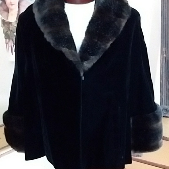 Vintage Jackets & Blazers - Vintage 1940's  Black Velvet & Faux Fur Capelet